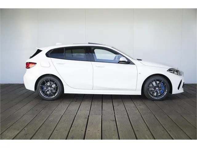 BMW 1 Serie 5-deurs 118i 2024 Benzine 4