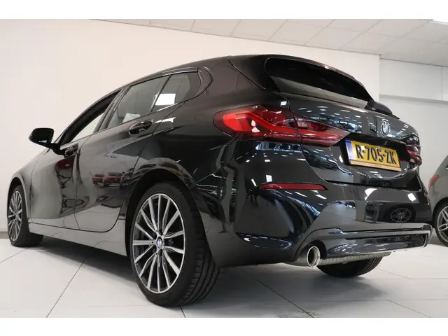 BMW 1 Serie 118i Business Edition Plus 2022 Benzine 16