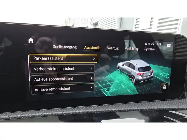 Mercedes-Benz A-Klasse 200 Luxury Line 2022 Benzine 32