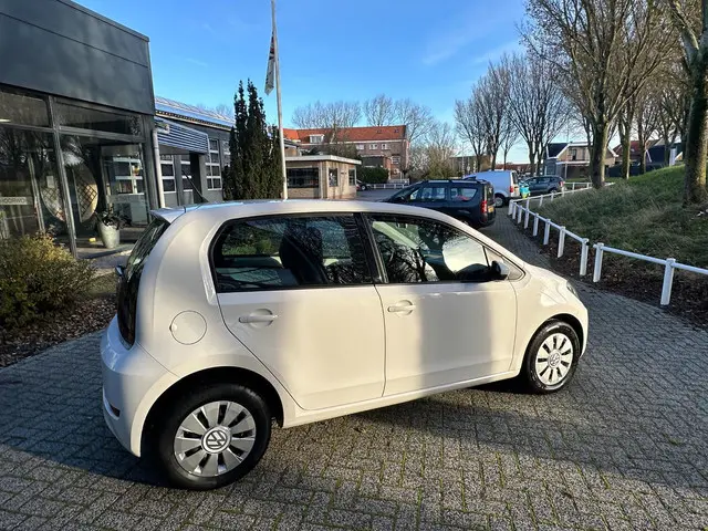 Volkswagen up! 1.0 BMT move up! 2018 Benzine 7