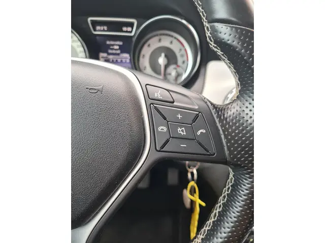 Mercedes-Benz GLA 180 Prestige 2015 Benzine 34