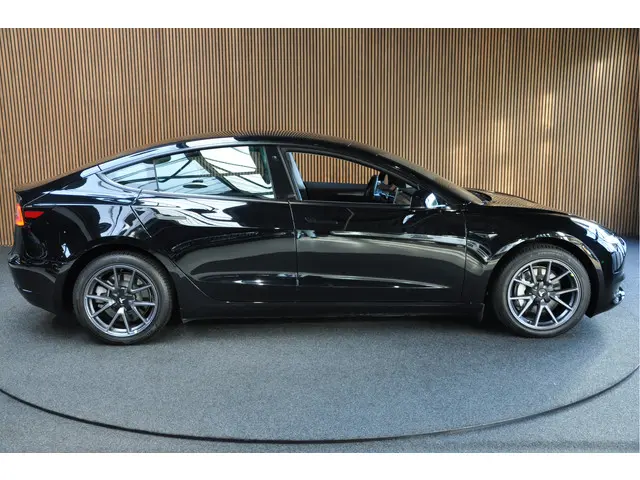 Tesla Model 3 RWD 2023 Elektrisch 4