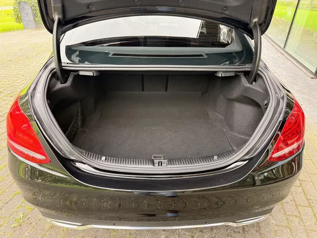 Mercedes-Benz C-Klasse 180 Premium Plus 2017 Benzine 16