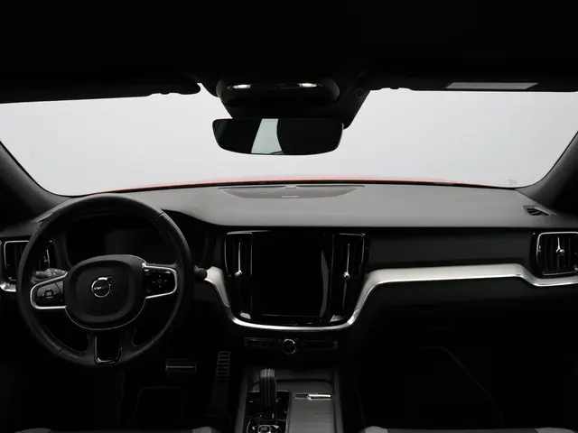 Volvo S60 2.0 B3 R-Design 2020 Benzine 17