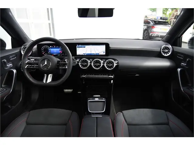 Mercedes-Benz A-Klasse 200 AMG Line 2023 Benzine 22
