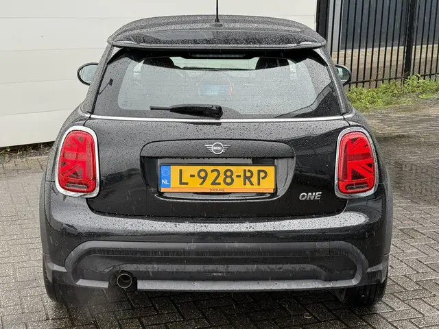 MINI Cooper One 1.5 Business Edition 2021 Benzine 14