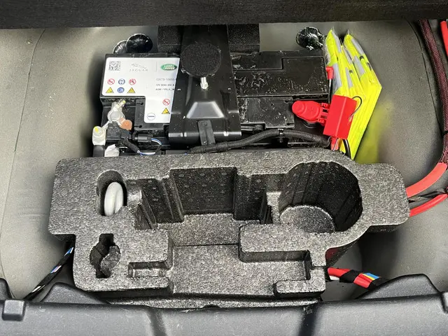 Jaguar XE 2.0 Portfolio 2015 Benzine 27