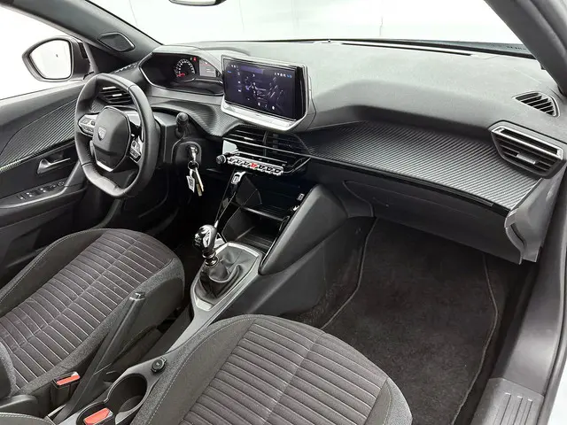Peugeot 2008 1.2 100 2023 Benzine 17