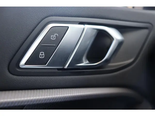 BMW 1 Serie 118i Business Edition 2022 Benzine 31