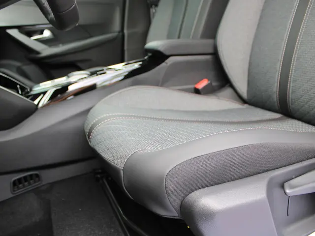 Peugeot 2008 1.2 Hybrid 110 Allure 2026 Hybride Benzine 11