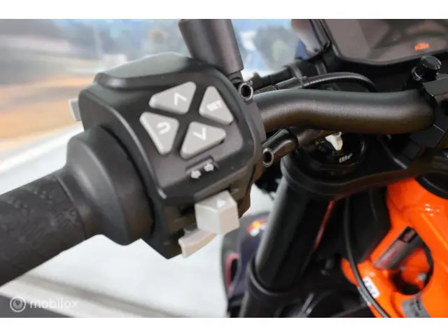 KTM 890 Duke R ABS Red Bull Verstappen 2022 Benzine 6