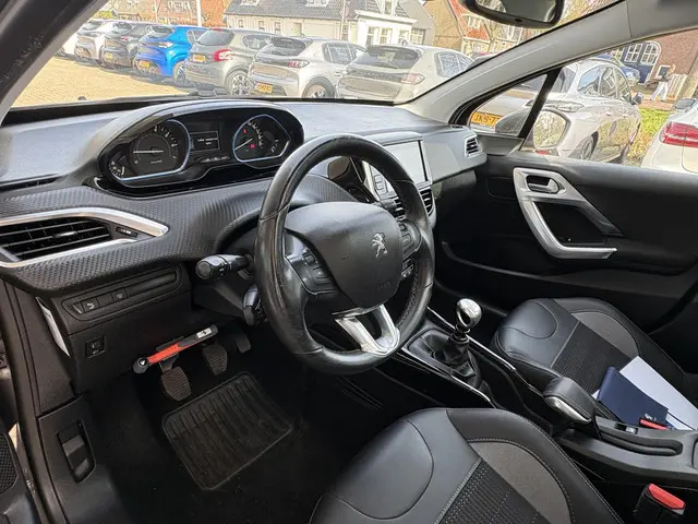 Peugeot 2008 1.2T 110pk Blue Lease Allure 2019 Benzine 12