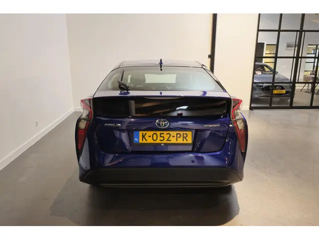 Toyota Prius 1.8 Dynamic 2018 Hybride Benzine 6