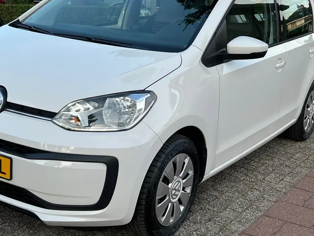 Volkswagen up! 1.0 BMT move up! NL-AUTO-NAP. 2017 Benzine 8