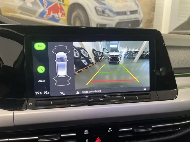 Volkswagen Golf 1.0 eTSI 110pk DSG Life 2024 Benzine 9