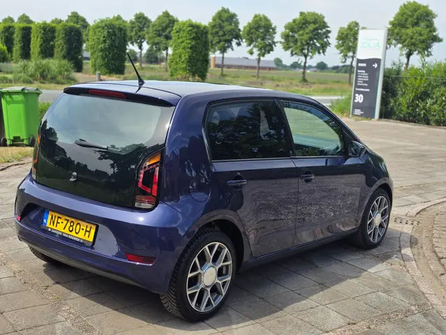 Volkswagen up! 1.0 BMT move up! 2017 Benzine 7