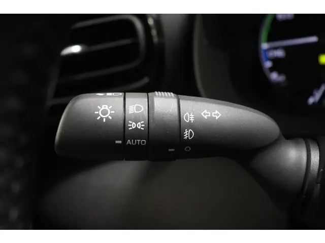 Toyota Yaris 1.5 Hybrid Dynamic, 2022 Hybride Benzine 18