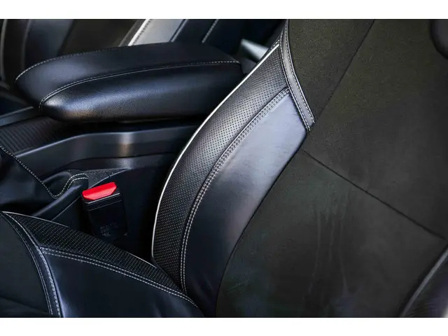Volvo V40 1.6 T3 R-Design 2015 Benzine 27