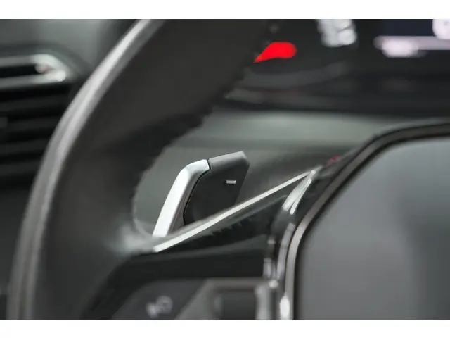 Peugeot 2008 PureTech 130 EAT8 Allure 2022 Benzine 31