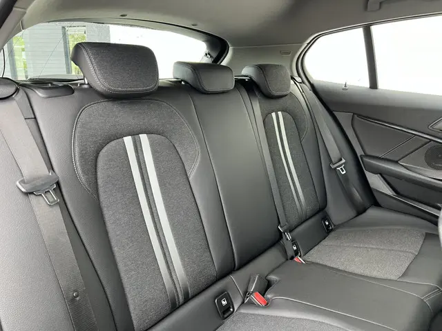 BMW 1 Serie 118i Executive Edition 2021 Benzine 15