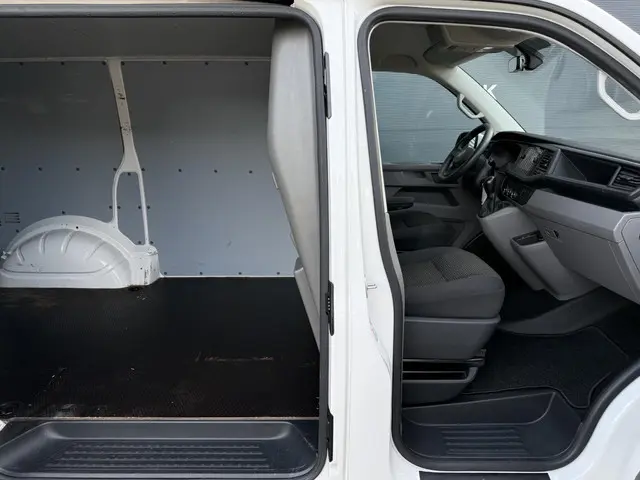Volkswagen Transporter 2.0 TDI L1H1 28 2021 Diesel 25