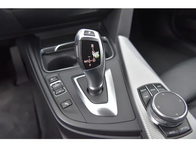 BMW 3 Serie 320i Executive 2018 Benzine 12