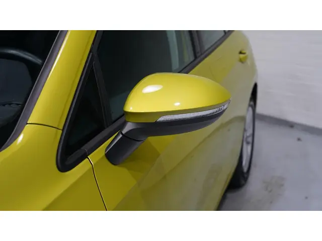 Volkswagen Golf 1.5 eTSI Life Business 2023 Benzine 12