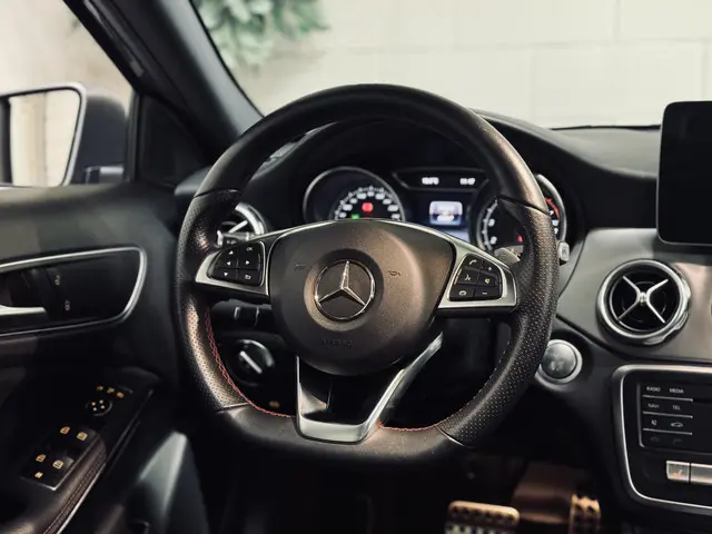 Mercedes-Benz GLA 180 AMG Line 2019 Benzine 15