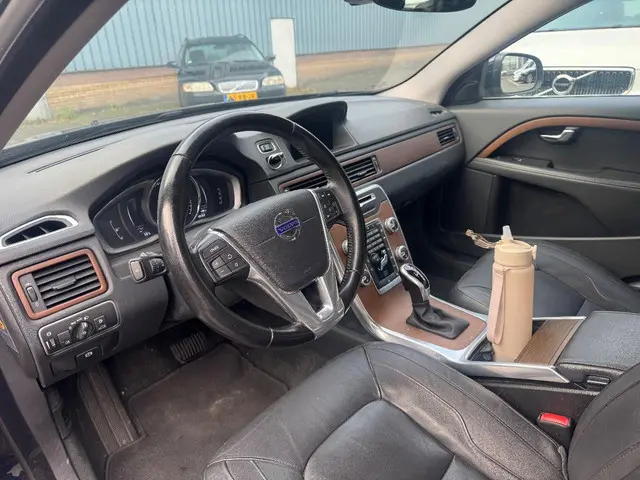 Volvo V70 T5 Summum Automaat 2016 Benzine 4