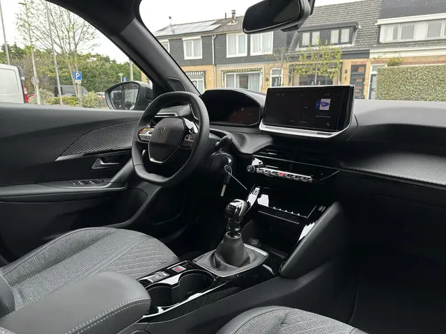 Peugeot 2008 1.2 PureTech Allure 2024 Benzine 8