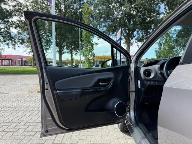 Toyota Yaris 1.5 Hybrid Dynamic 2015 Hybride Benzine 11