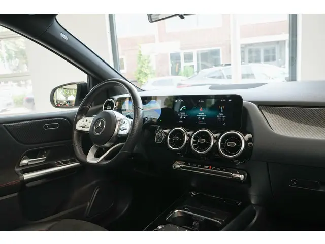 Mercedes-Benz B-Klasse 200 AMG 2019 Benzine 25