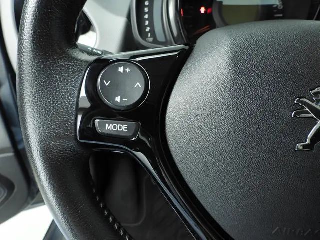 Peugeot 108 1.0 e-VTi Allure 2018 Benzine 12