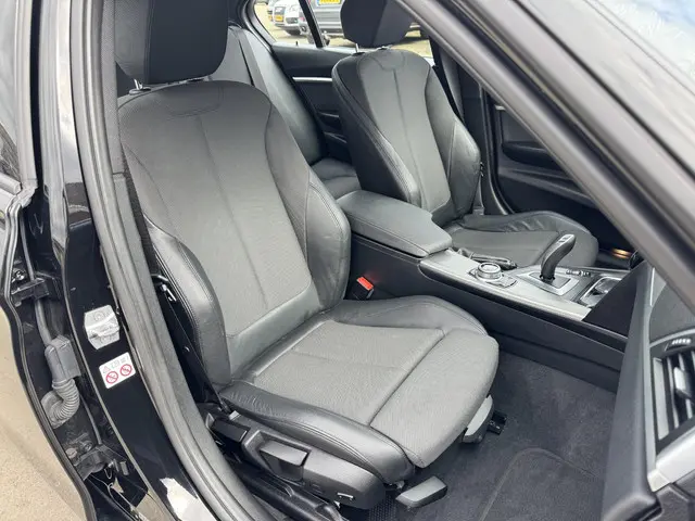 BMW 3 Serie 320i Corporate Lease Executive 2017 Benzine 28