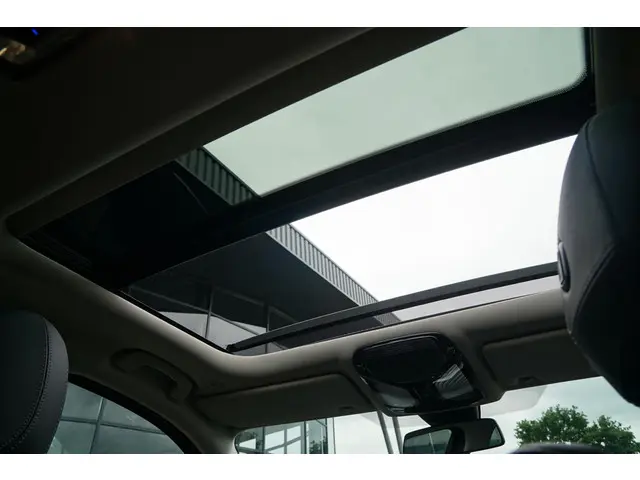 BMW 3 Serie 318i High Executive 2021 Benzine 25