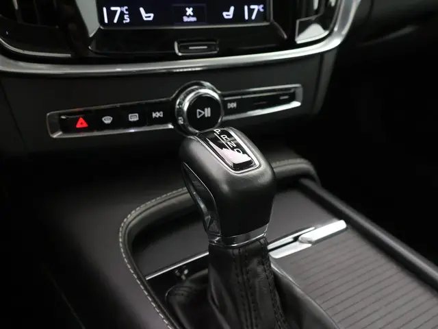 Volvo S90 2.0 T5 250PK MOMENTUM + SCHUIFDAK | 2018 Benzine 34