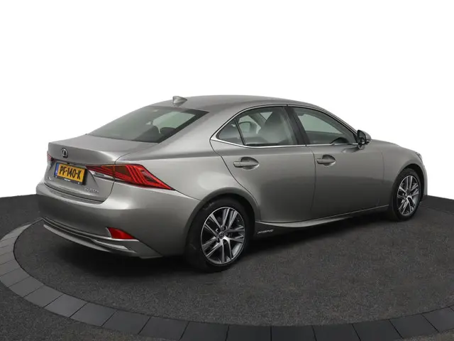 Lexus IS 2