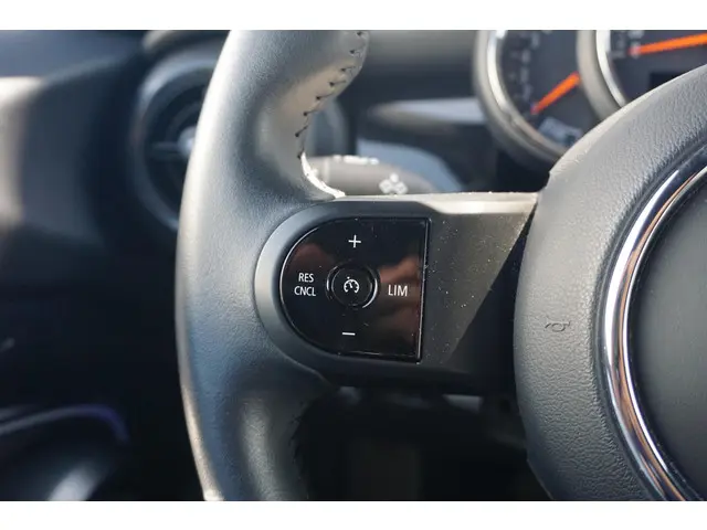 MINI 5-Deurs Cooper Camden Edition 2023 Benzine 12