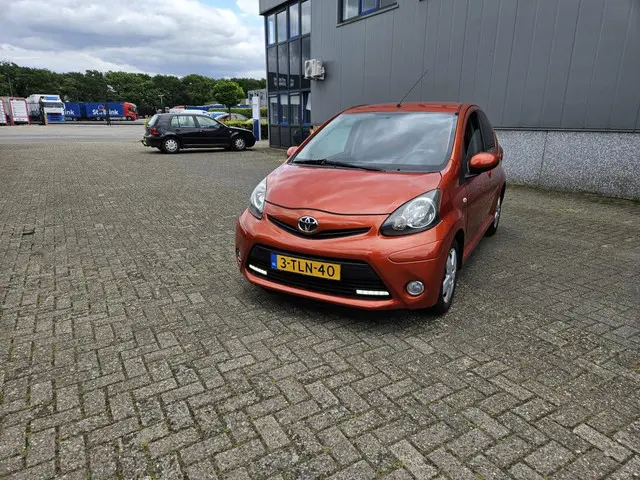 Toyota Aygo 1.0 VVT-i Comfort Orange 2012 Benzine 2