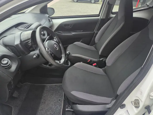 Toyota Aygo 1.0 VVT-i x-fun 5 deurs airco 2018 Benzine 13