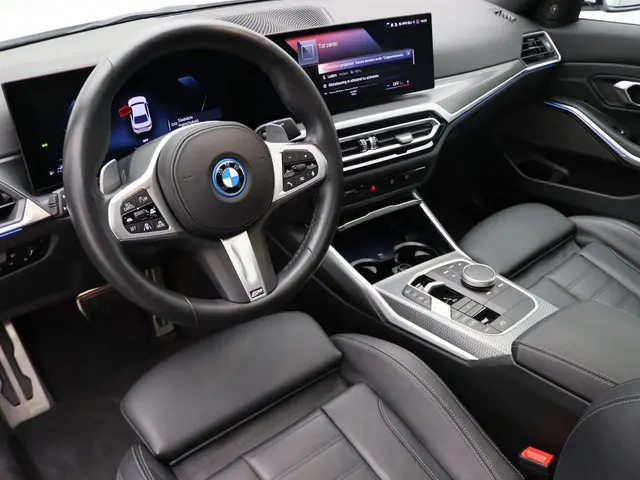 BMW 3 Serie Sedan 330e 2023 Hybride Benzine 10