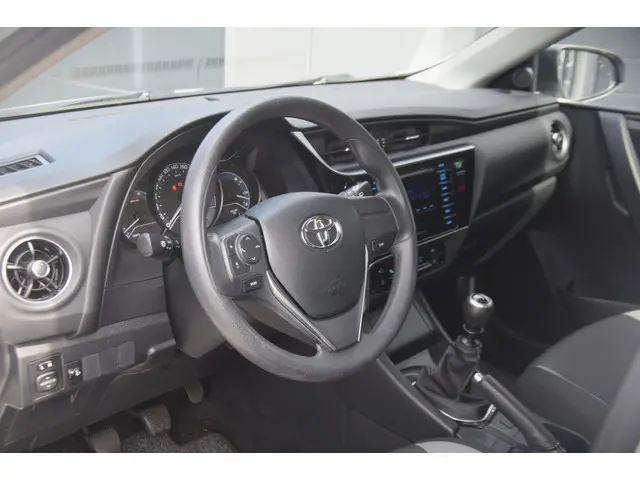 Toyota Auris 1.3 Comfort + TREKHAAK 2016 Benzine 6