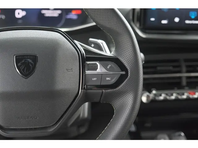 Peugeot 208 Hybrid 136 e-DCS6 GT 2024 Hybride Benzine 36