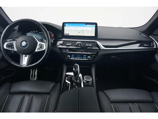 BMW 5 Serie Sedan M550i xDrive 2021 Benzine 7