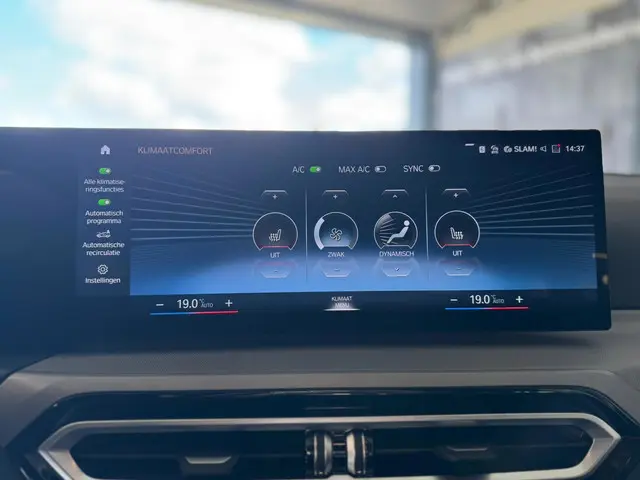 BMW 3 Serie Touring 318i 2023 Benzine 18