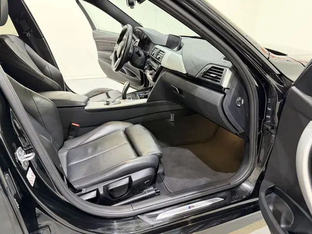 BMW 3 Serie Touring 318i M Sport Aut8 2019 Benzine 29