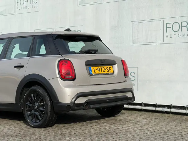 MINI Cooper 1.5 Business Edition 2021 Benzine 23