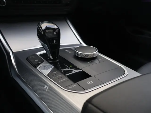 BMW 3 Serie 320i Executive Edition 2021 Benzine 34