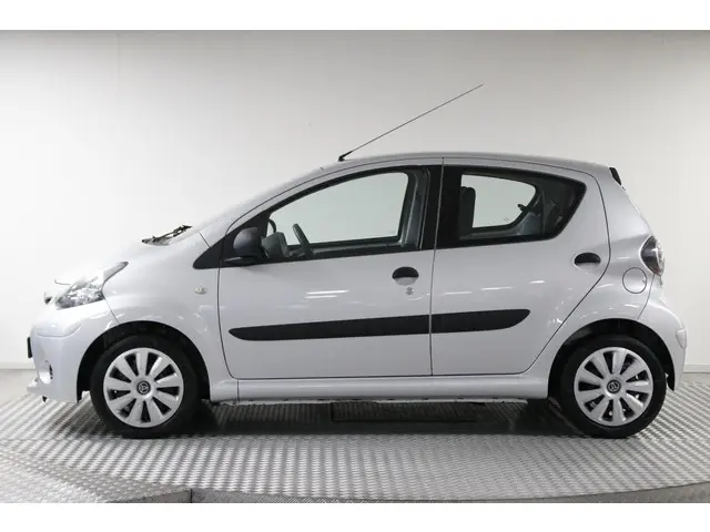 Toyota Aygo 1.0 VVT-i Now 2013 Benzine 8