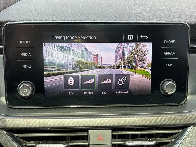 Škoda Kamiq 1.0 TSI Sport Business 2023 Benzine 28